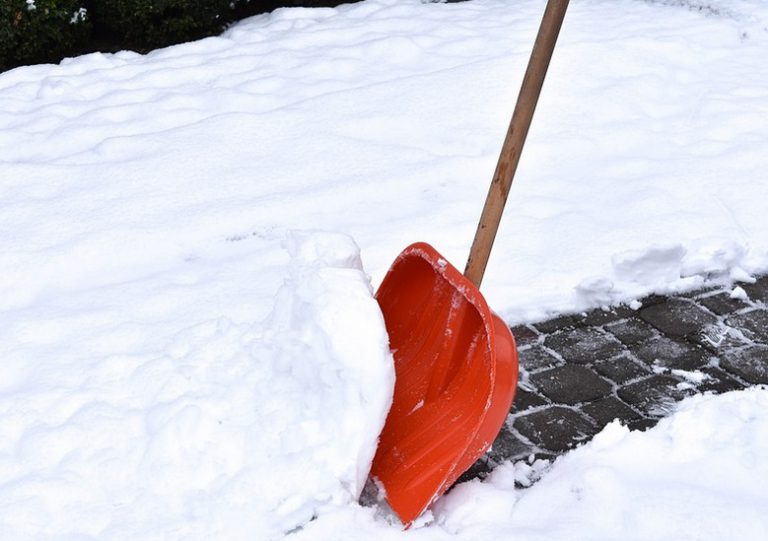 Best Snow Shovels For Tall People People Living Tall