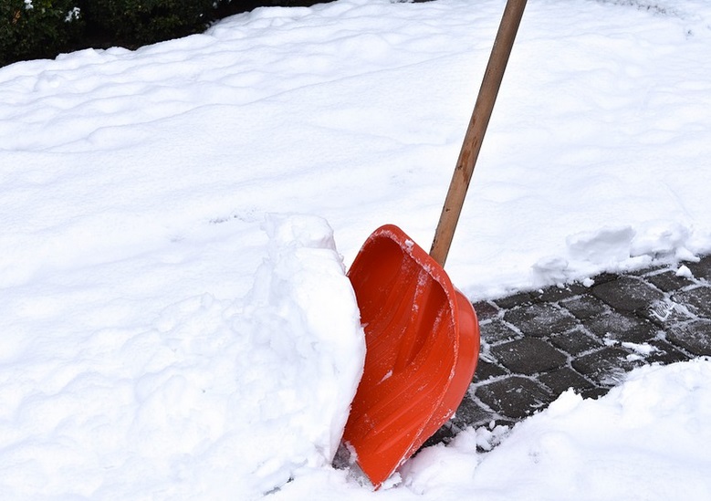 Best Snow Shovels For Tall People People Living Tall